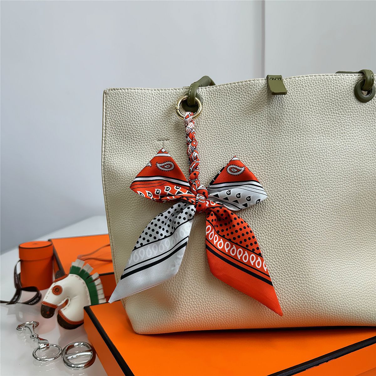 Eleganter Seidenschal-Schleife – Women Bags Ysl Bewertung und Preis