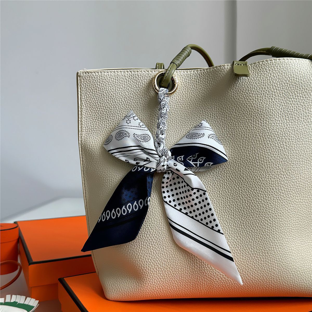Eleganter Seidenschal-Schleife – Women Bags Ysl Bewertung und Preis