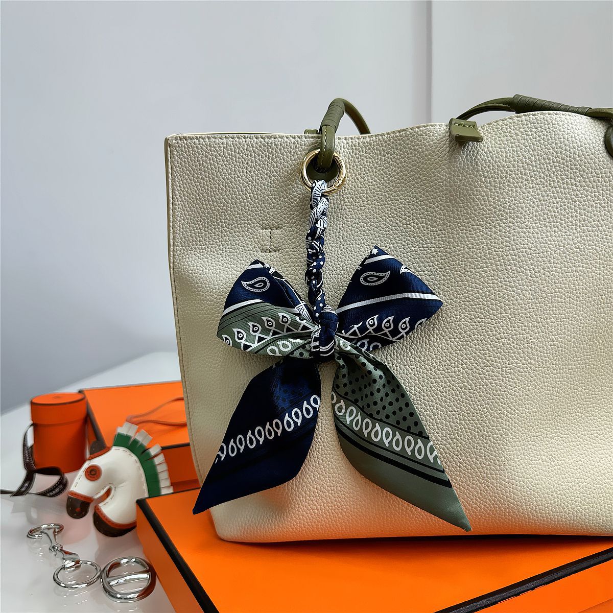 Eleganter Seidenschal-Schleife – Women Bags Ysl Bewertung und Preis